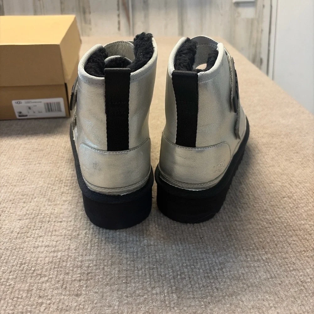 UGG Neumel Platform Leather Boots Silver Metallic – Women’s 6